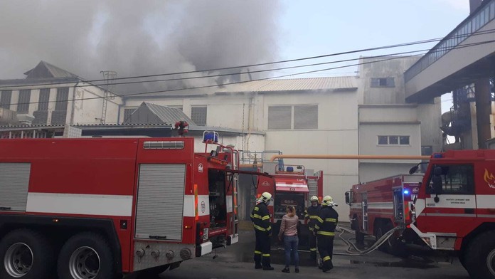 Hasiči vyhlásili 3. stupeň poplachu, v Duchcově praskla vana na tavení skla