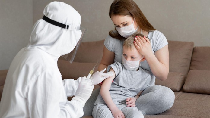 První výrobce ohlásil, že jeho vakcína je bezpečná pro děti. Testoval i tříleté