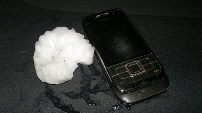 APOKALYPSA! Padaly kroupy velké jak mobily...