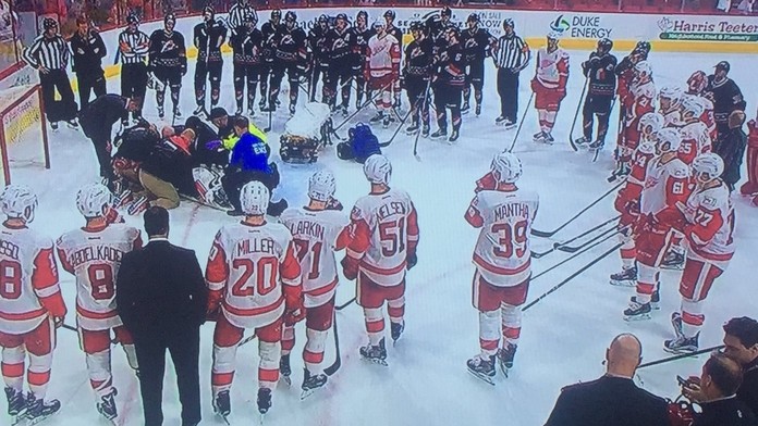 Chvíle hrůzy v NHL: Gól slavili chvilku, pak se modlili za gólmana