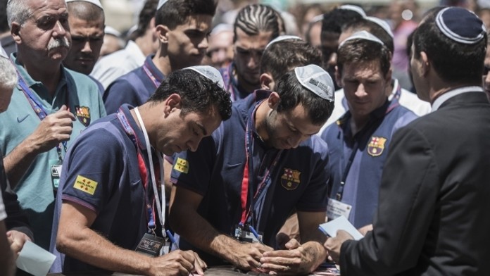 Barcelona se byla modlit u Zdi nářků. Co si přál Xavi?