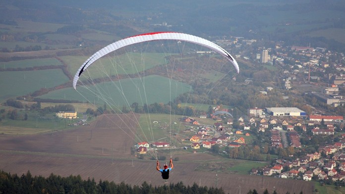Paraglidistka na Plzeňsku uvízla v drátech vysokého napětí!