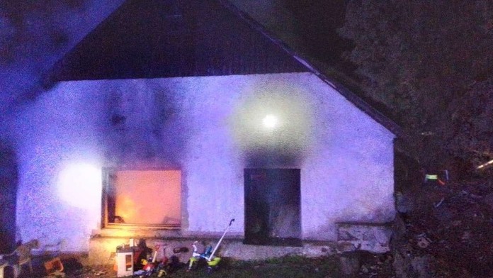 Plameny v noci zničily rodinný dům na Jihlavsku