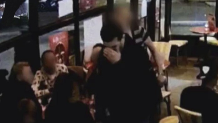 Takhle se Brahim Abdeslam odpálil v Paříži. Záběry z kamery
