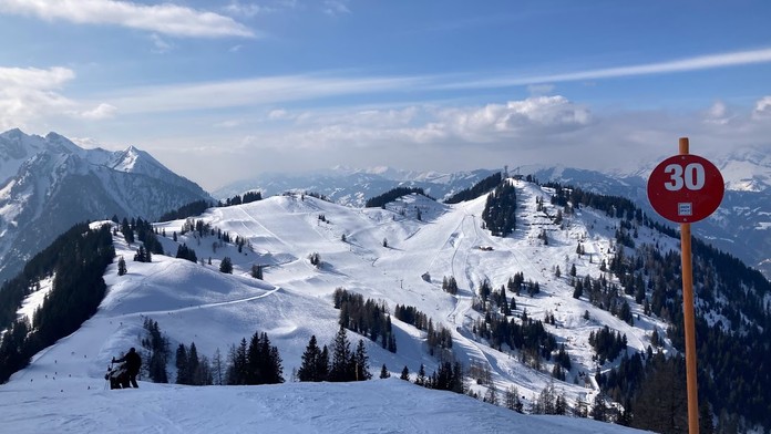 České skiareály se loučí se sezonou, v Alpách jedou dál, ale s respirátory