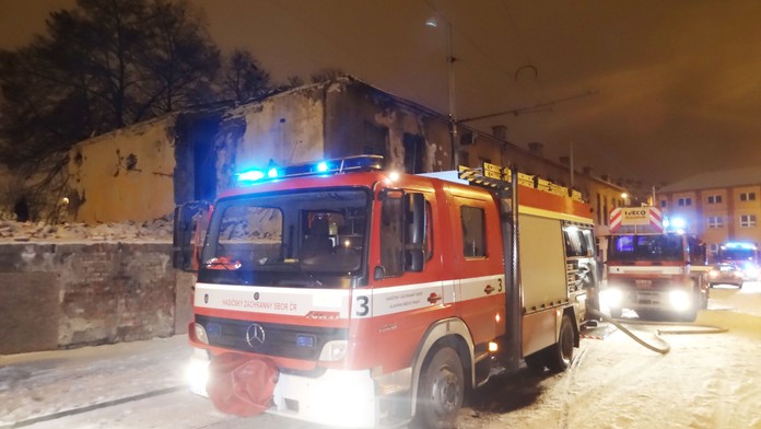 Bezdomovci si zapálili squat, jeden skončil v nemocnici