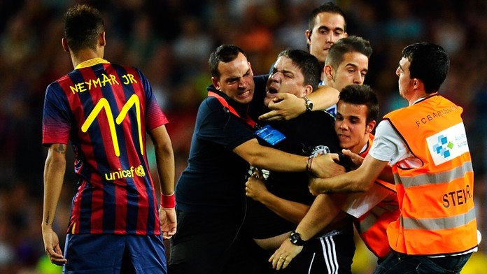 Drama v Barceloně. Bláznivý fanoušek se sápal po Neymarovi