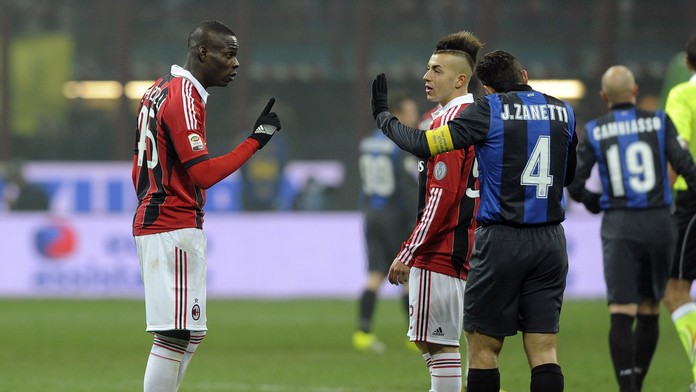Frajer Balotelli! Fanoušci Interu na něj vytáhli nafukovací banány, on zachoval klid