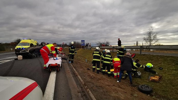 Čelní srážka u Rozkoše si vyžádala sedm zraněných. Zasahoval vrtulník