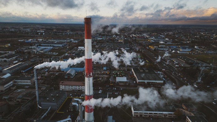 Poplach v Pobaltí. Dron letící z Ruska zasáhl elektrárnu v Estonsku