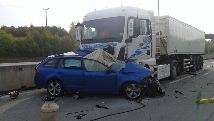DĚSIVÁ NEHODA: Octavia se roztočila a skončila pod kamionem