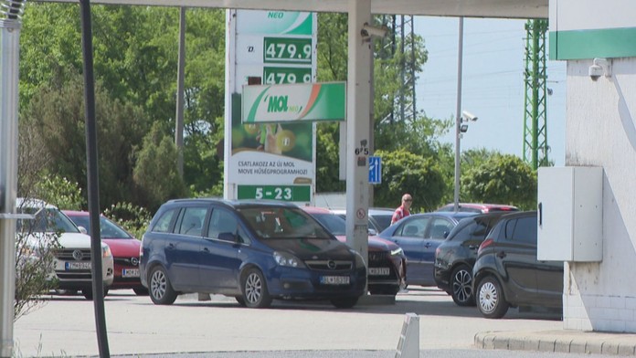 Maďarsko zrušilo zastropování cen benzinu a nafty, nebylo co tankovat