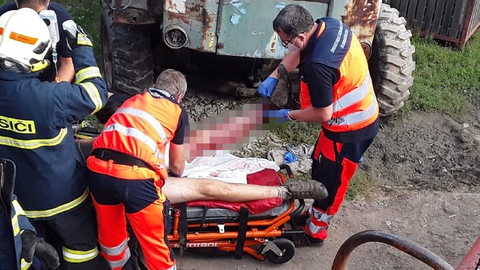 Muže z Přerovska uvěznil po kyčel stroj na brambory, vytáhli ho hasiči
