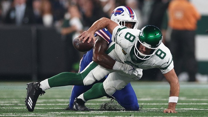 Tak to je pech. Hvězdný quarterback se při premiéře za nový tým vážně zranil