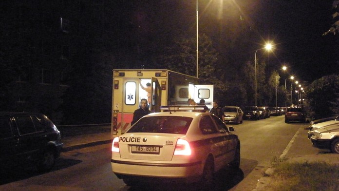 Mladík vyhrožoval, že skočí z 9. patra pražského paneláku