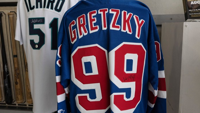 Pomoc od legendy. Obcím zasaženým tornádem pomůže Wayne Gretzky
