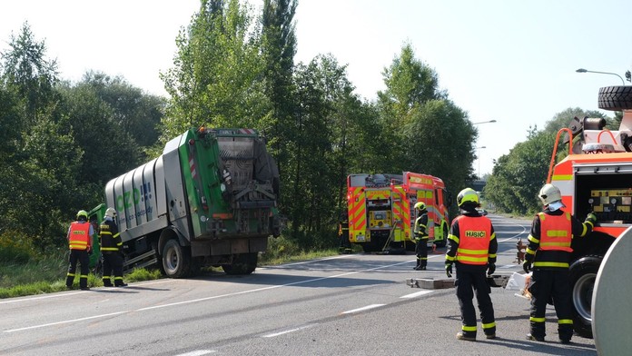Popeláři se v Ostravě srazili s osobákem. Jeho řidič je po smrti