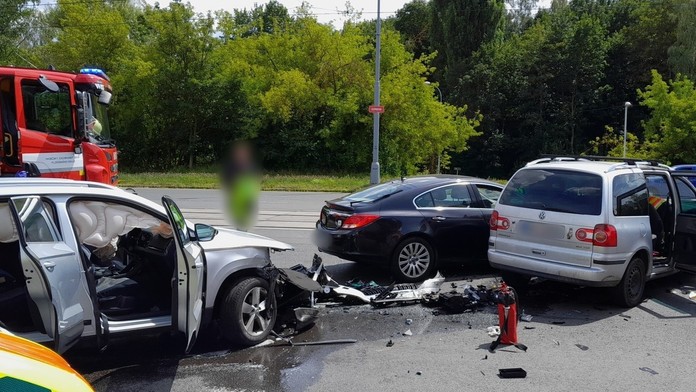 V Plzni se srazila tři auta. V péči záchranářů skončilo devět lidí