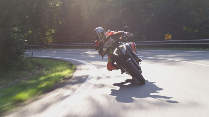 Motorkář na silnici