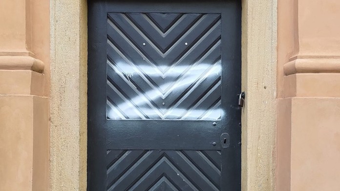 Vandal poničil kostel na Petříně. Na dveře nasprejoval symbol ruské invaze