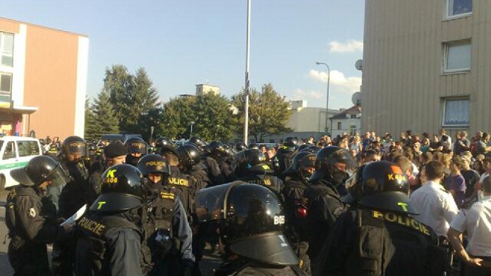Ve Varnsdorfu se to zase mele! Proti bouřícímu davu nastoupili těžkooděnci!