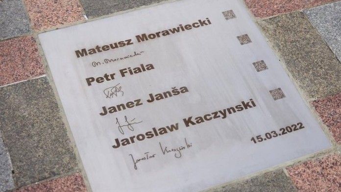 Zelenskyj poděkoval Fialovi pamětní deskou