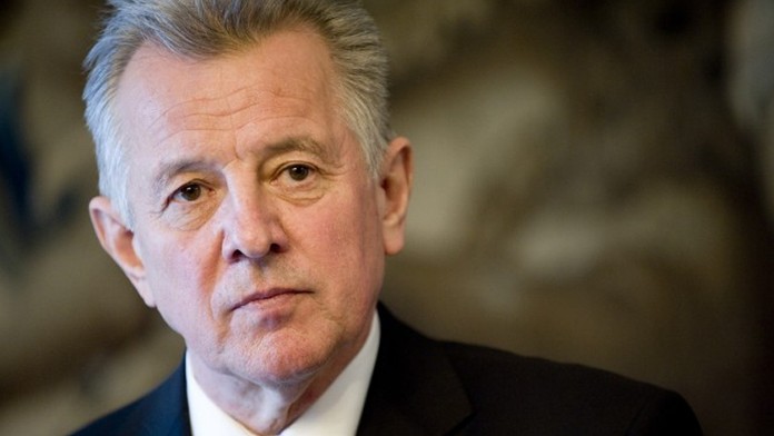 SKANDÁL! Prezident OPSAL dizertační práci