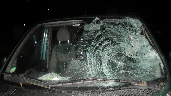 Chodce se sluchátky na uších srazilo auto, nebyl v noci vidět