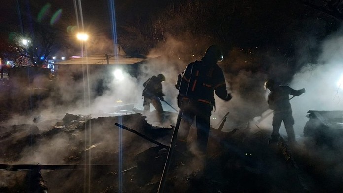 Oheň zničil ovcím krmení, zvířata se hasičům podařilo uchránit