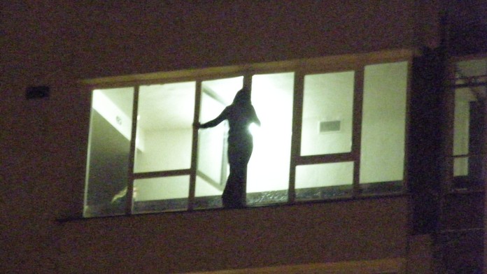 Drama! Tři hodiny stála mlčky na parapetu v 5. patře