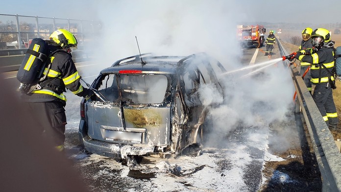 Na D1 začalo hořet auto. Požár narušil dopravu, tvoří se kolony