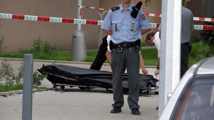 HROZNÁ SMRT! Muž v Praze VYSKOČIL z okna domu! Na místě ZEMŘEL