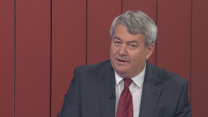KSČM žádá peníze na on-line výuku a pro sestry, pak podpoří obří deficit