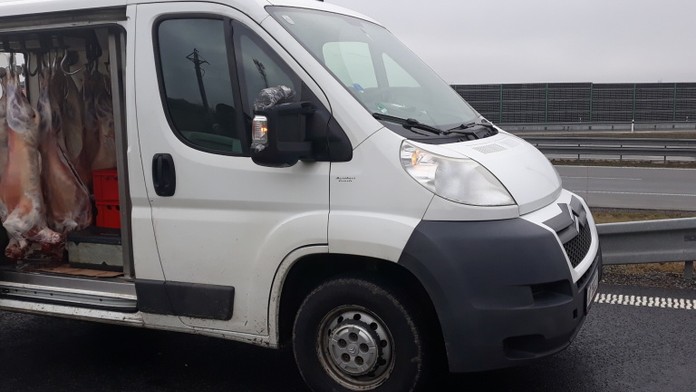 Policie kontrolovala mýtný systém, našla auto plné závadného masa