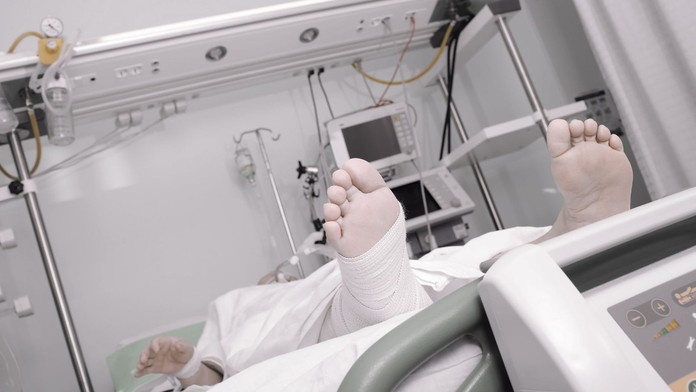 Babička zemřela, uvedla nemocnice. Rodina ji našla živou v čekárně