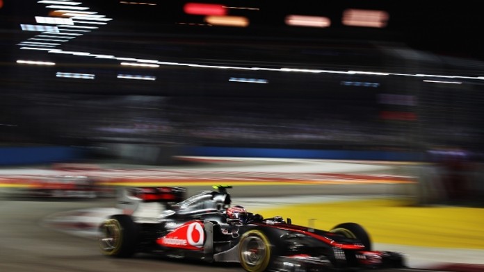 VELKÁ CENA SINGAPURU, jediný závod seriálu F1, který se jede za tmy