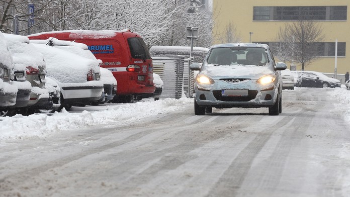 Řidiči, nezapomeňte na nové předpisy! Za sníh hrozí pokuty