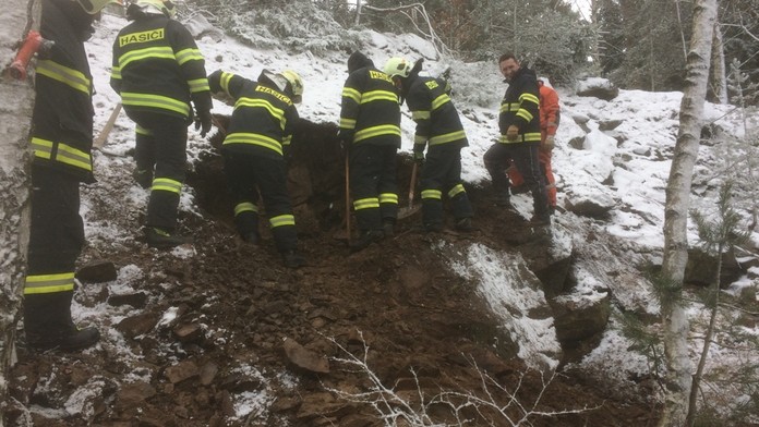 Jezevčík Milda uvízl ve skalách. Hasiči od rána bojují o jeho život