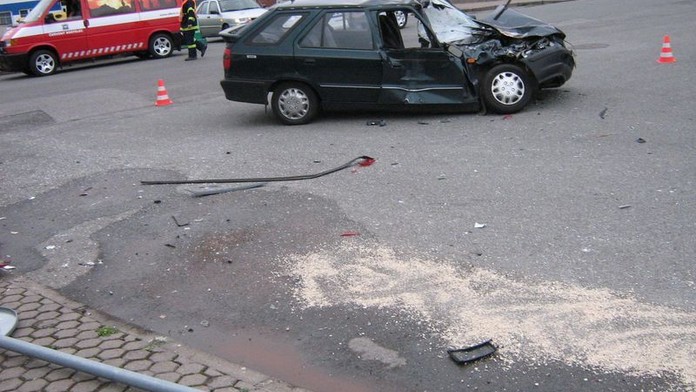 Na Vyškovsku srazil osobní automobil popeláře!