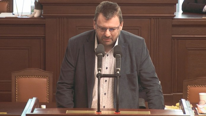 Britskou mutaci na lidi "sype" letadlo, sdílel Volný. Úřad se mu vysmál