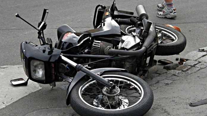 Motorkáři bourali v Řehnicích a na D1, další zemřel v sobotu na Šumavě