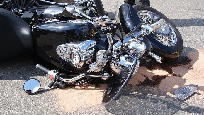 Těhotná řidička narazila do motorkáře, dopadla hůř než on