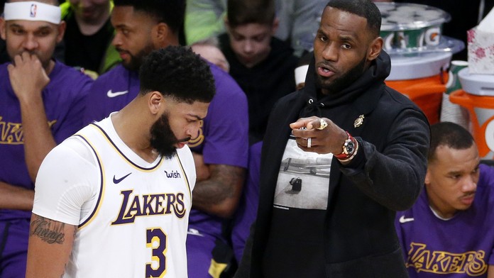 Zraněný LeBron James přihlížel další porážce Lakers. Nepomohly ani jeho rady