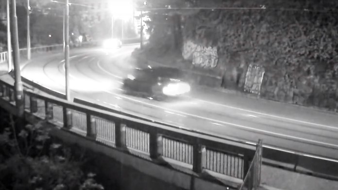 Skok do parku. Luxusní mercedes vyletěl ze zatáčky, skončil v zeleni