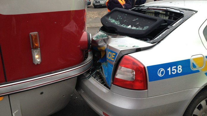 Tramvaj napálila zezadu policejní octavii. Tři muži zákona skončili v nemocnici