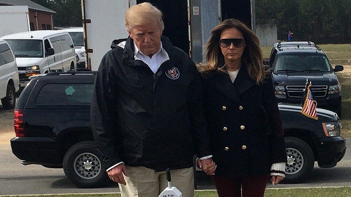 Doprovodila Trumpa zase falešná Melania? Američané mají jasno!