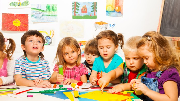 Maminky rozzlobila povinná docházka dětí do školek. Jak to je