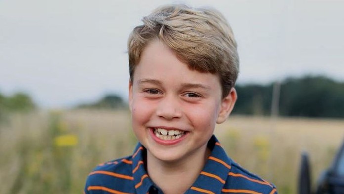 Princ George slaví 8. narozeniny, podobu s otcem Williamem nezapře