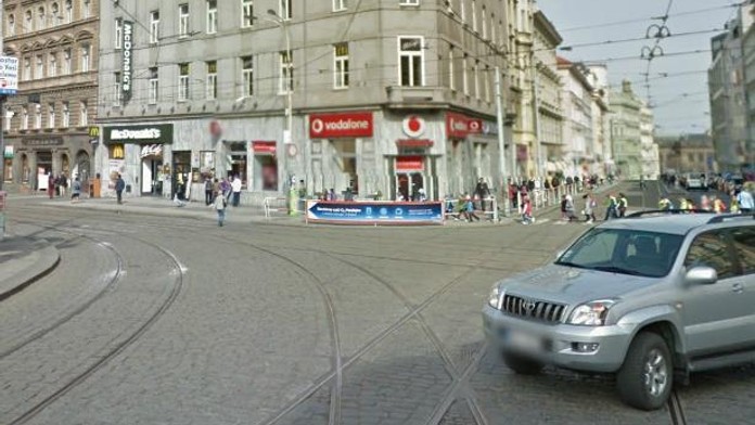 Nahý mladík onanoval v McDonaldu v centru Prahy