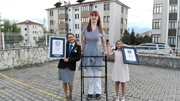 Svět má novou nejvyšší ženu světa. Když sedí, tak je vysoká jako běžní lidé